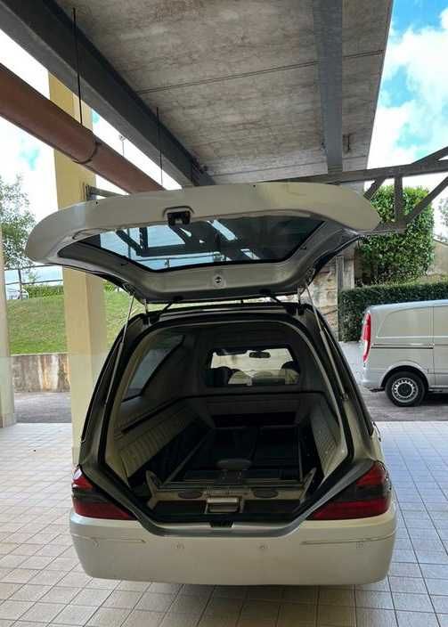Karawan pogrzebowy Mercedes Benz