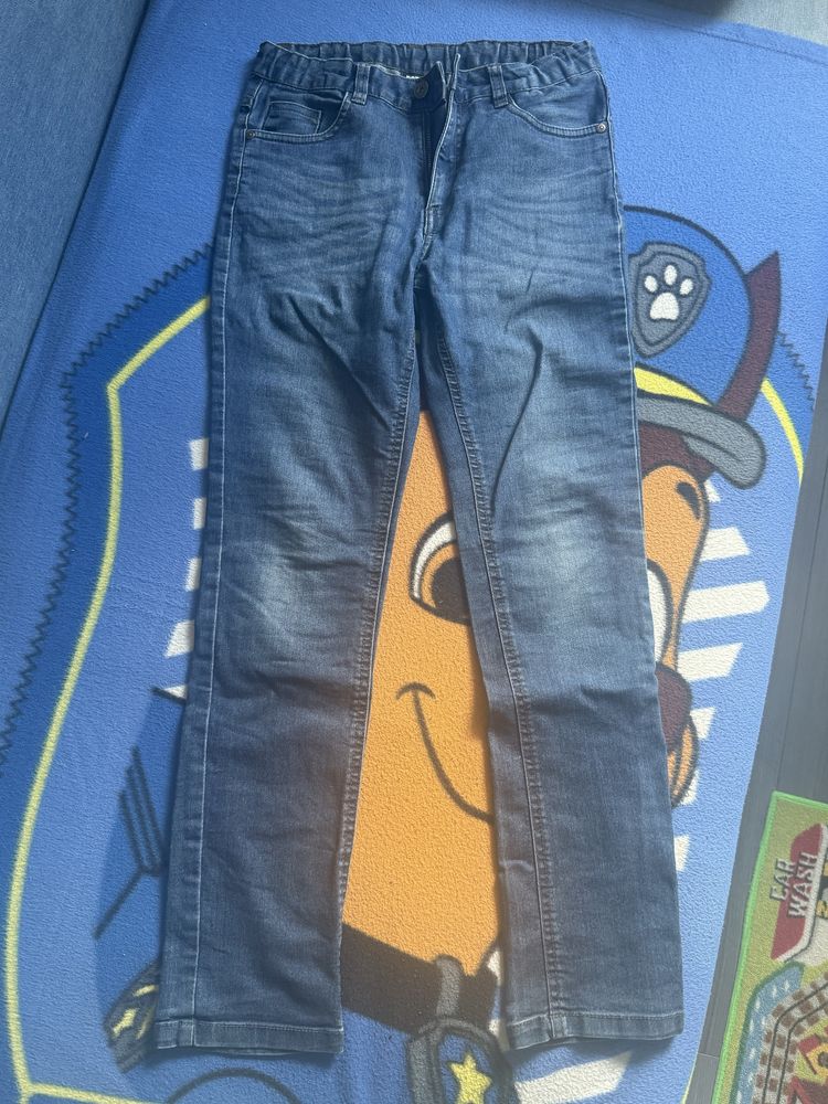Granatowe jeansy
