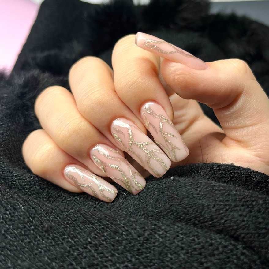 Manicure hybrydowy, przedłużanie paznokci