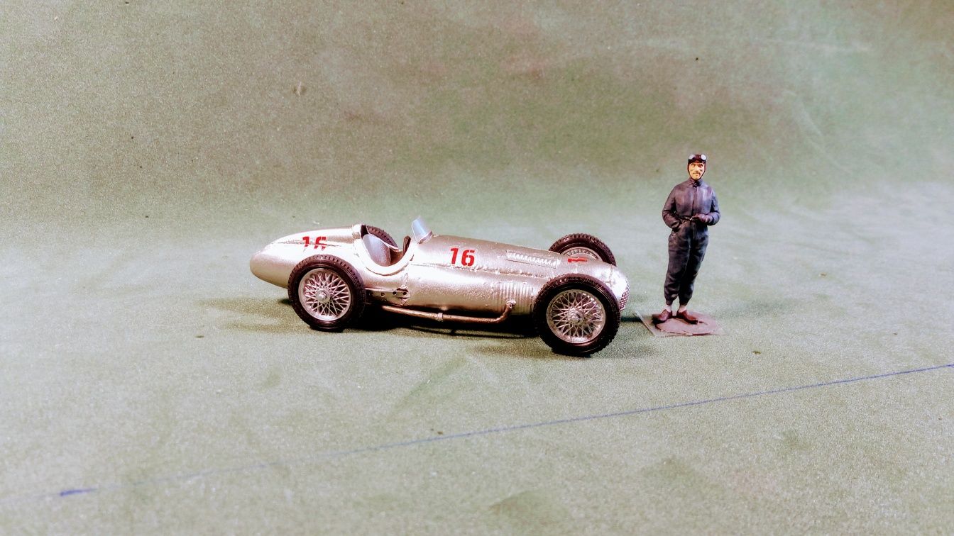 Модель гоночного болида в масштабе 1:43
