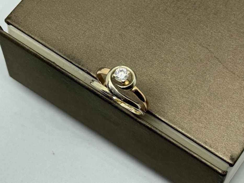 Wyjątkowy złoty pierścionek  585  R-13