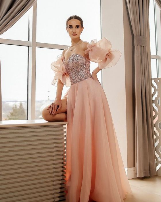 Розпродаж суконь на випускний вечір