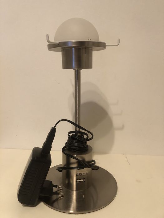 Lampka na biurko z wejściem USB