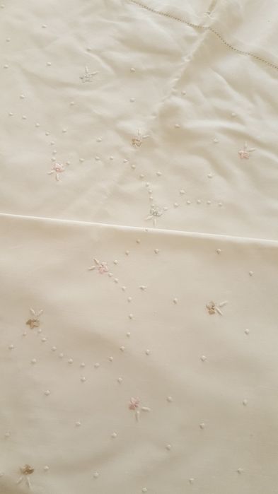 Lençol novo e 2 almofadas e bordado à mão