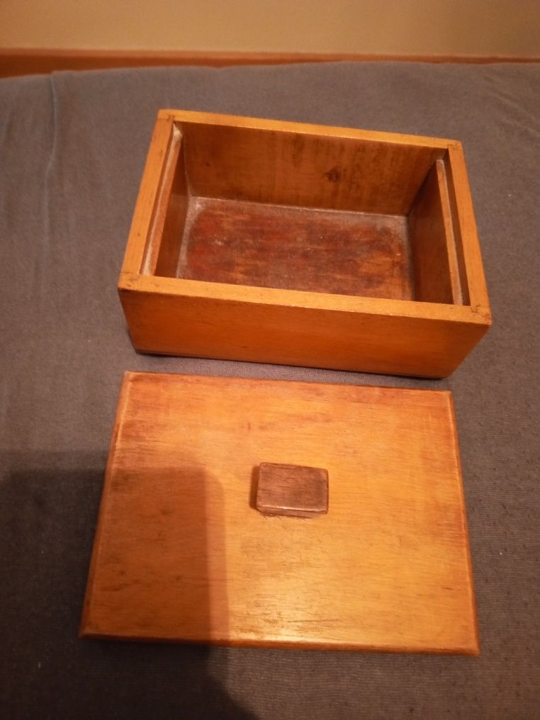 Drewniana szkatułka z czasów wojennych
