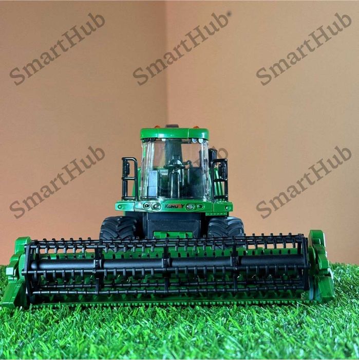 Комбайн на пульті управління John Deere. Трактор на радіокеруванні