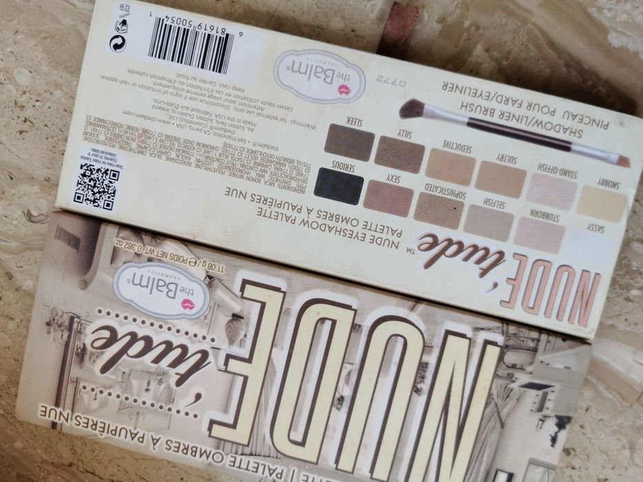 Zestaw cieni do powiek.