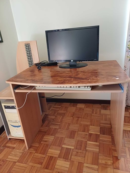 Conjunto Secretária, Computador, Teclado e Monitor