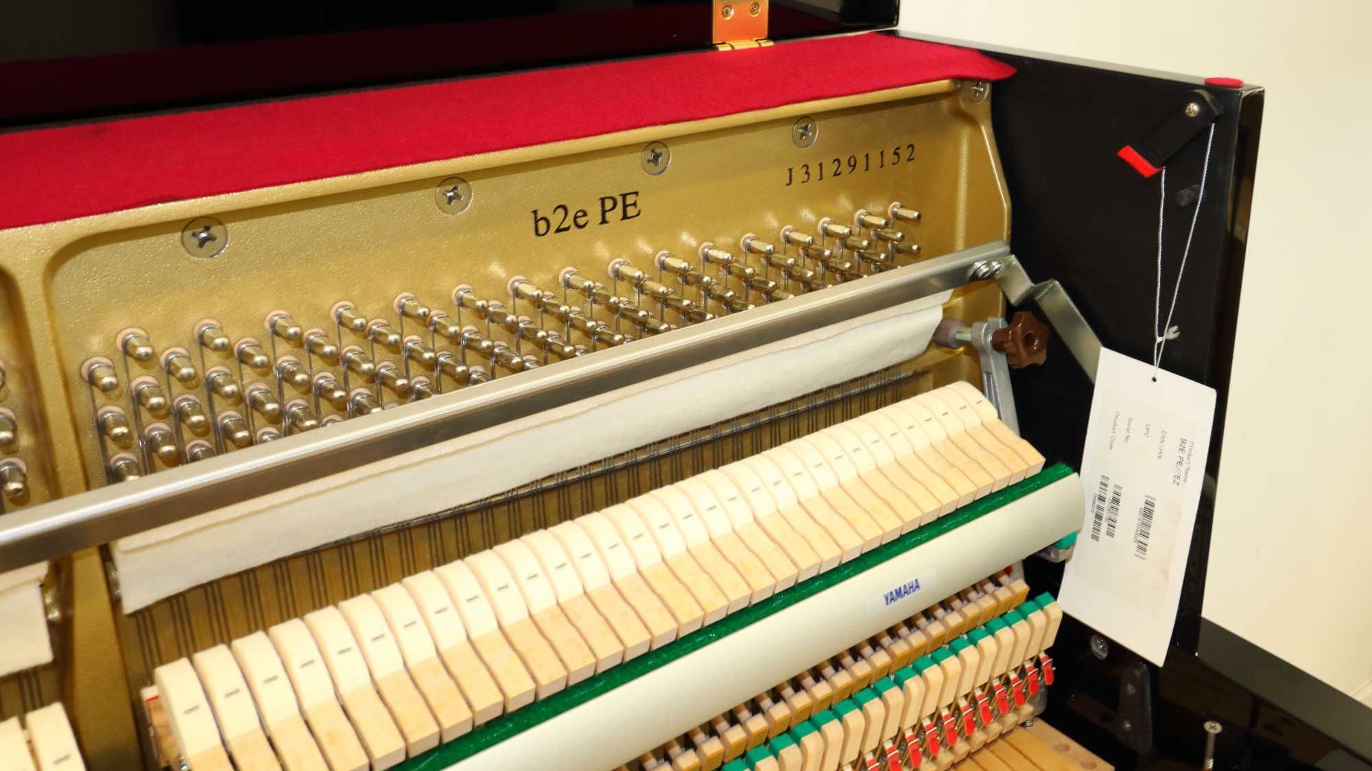 Piano Vertical Yamaha B2e PE – Como Novo, Afinado, com Banco