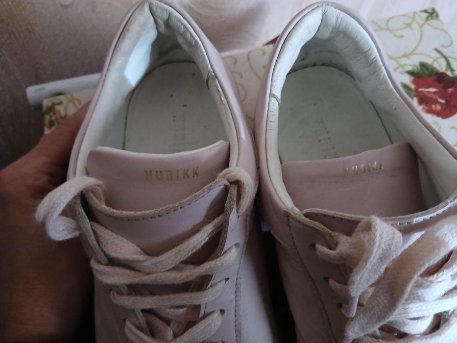 Кроссовки кожаные бежево-розовые.