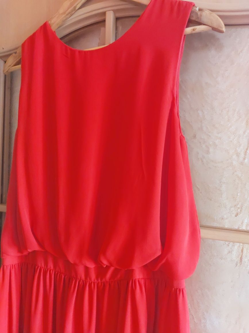 Piękna czerwona suknia długa