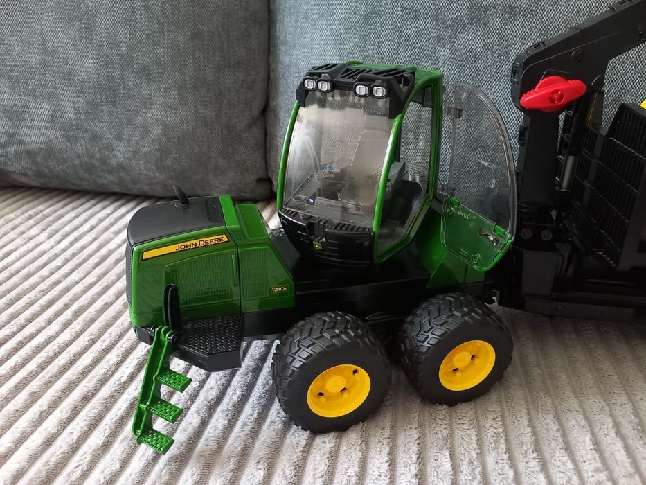 Трактор лісовоз John Deere від Bruder