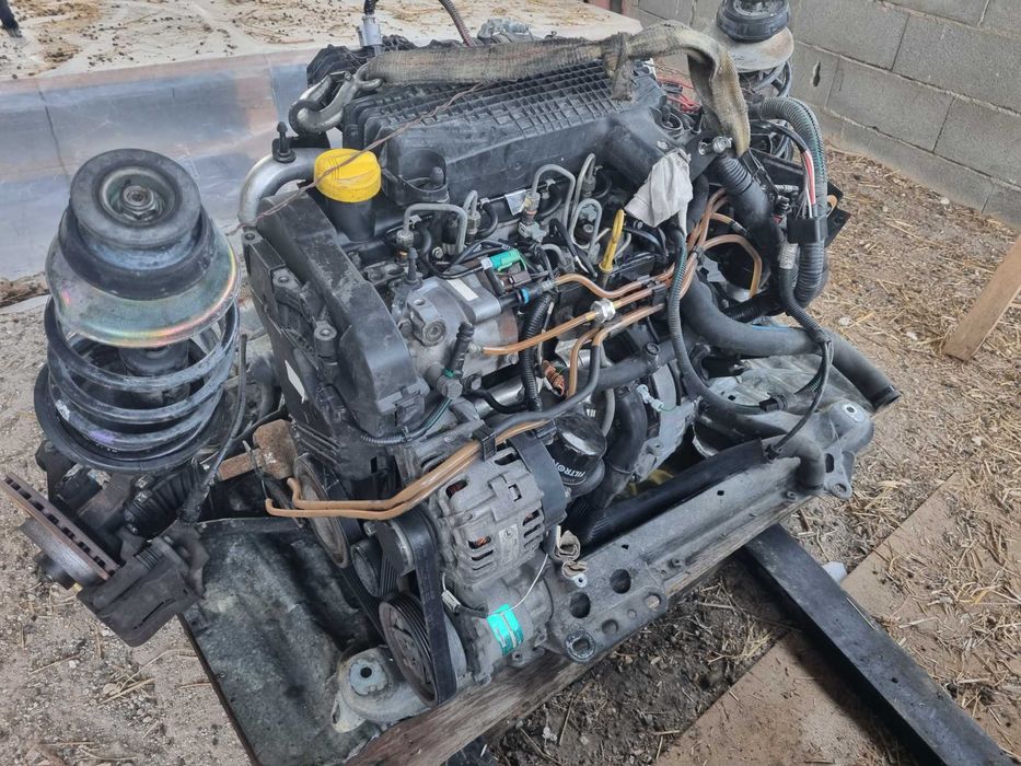 Motor Renault 1500 do ano 2004 revisionado antes de desmontar