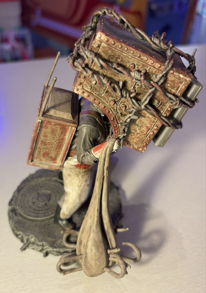 The Keeper z gry The Evil Within, figurka od Gaming Heads