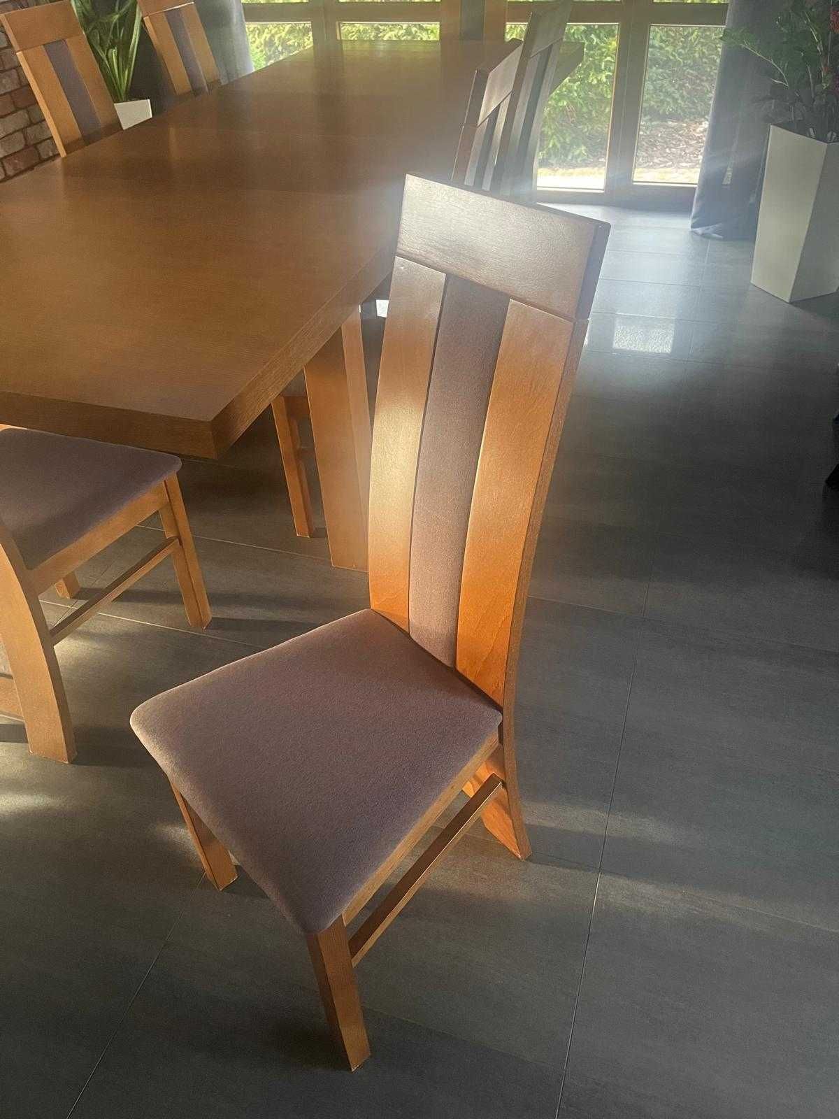 Duży stół rozkładany do salonu z krzesłami