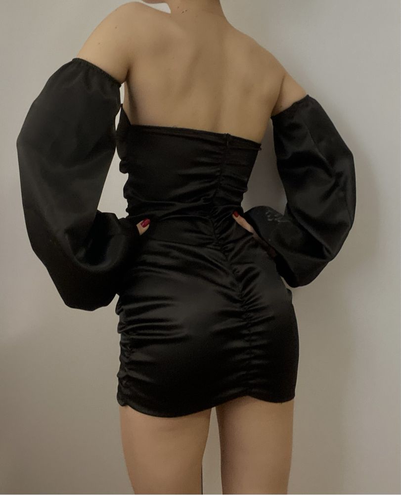 чорна атласна сукня