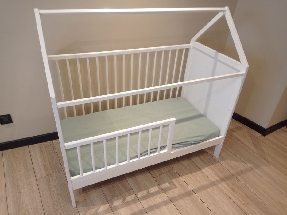 Łóżeczko domek 2w1 z funkcją wejścia dla malucha