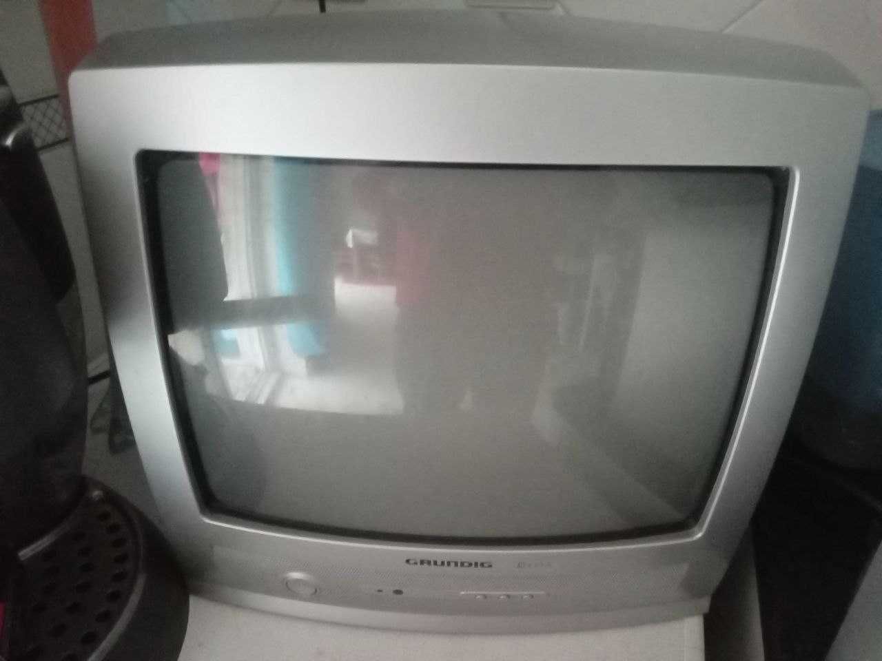 TV Grundig a cores com CRT em bom estado