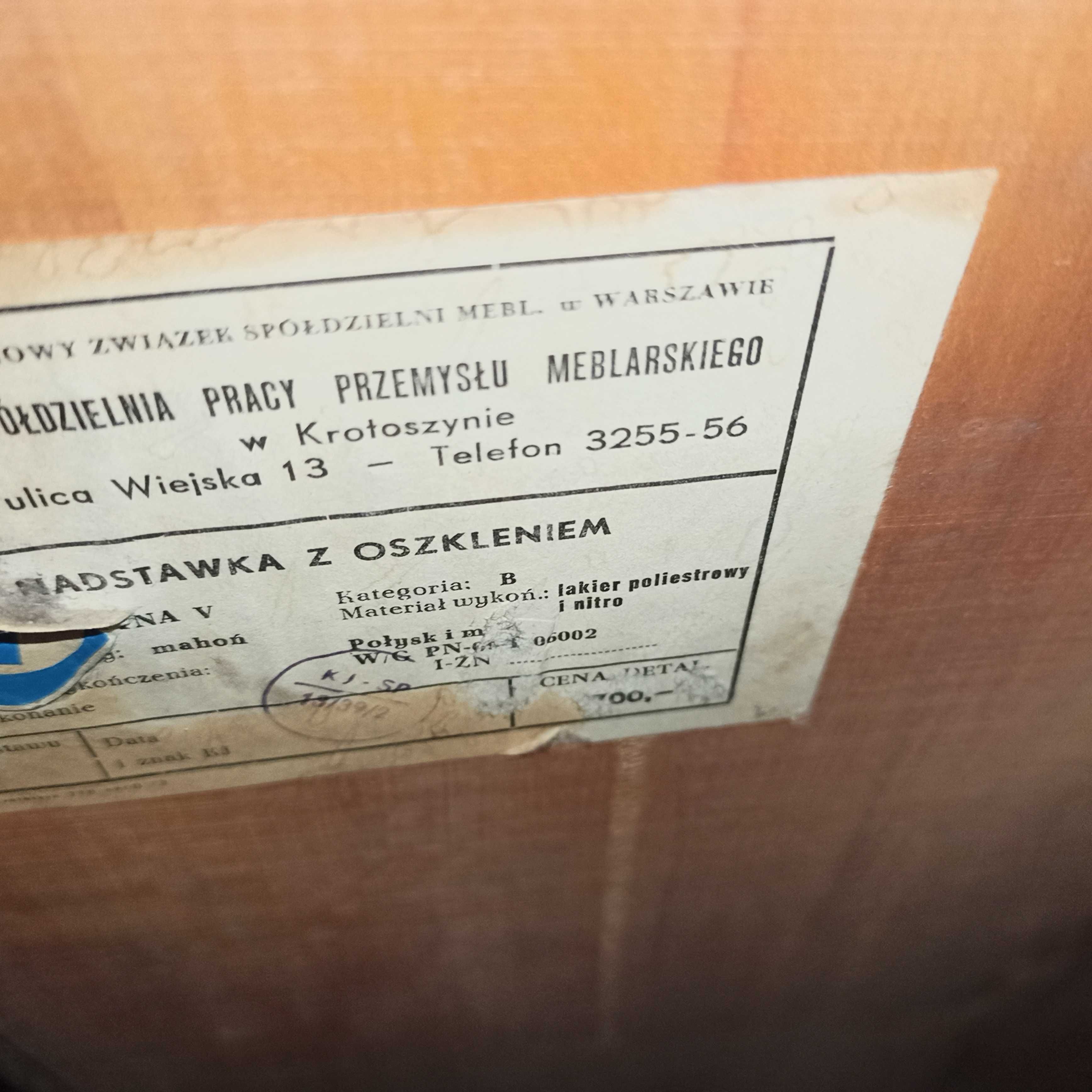 Meble z czasów PRL wysoki połysk. Stół krzesła.