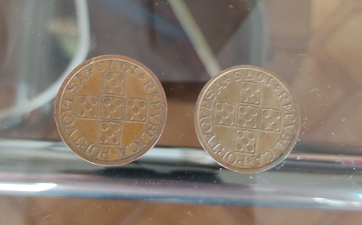 Vendo várias moedas de 50 centavos e 1 escudo