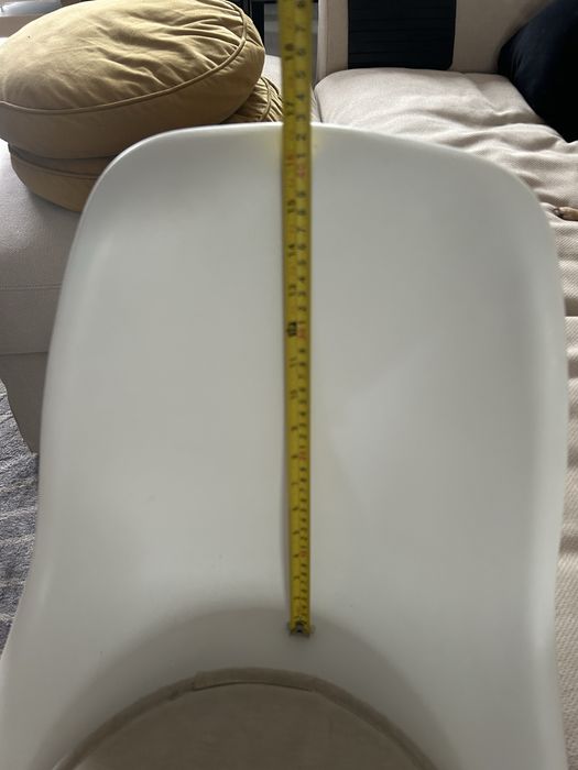 Krzeslo biale drewniane nogi