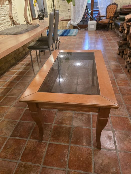 Stół drewniany ze szkłem w ramie