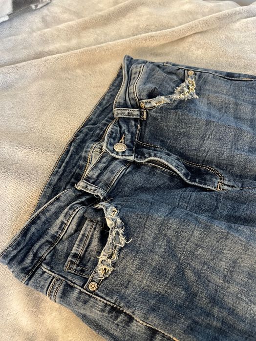 Jeansy / dżinsy / spodnie jeansowe niebieskie z podwiniętymi nogawkami