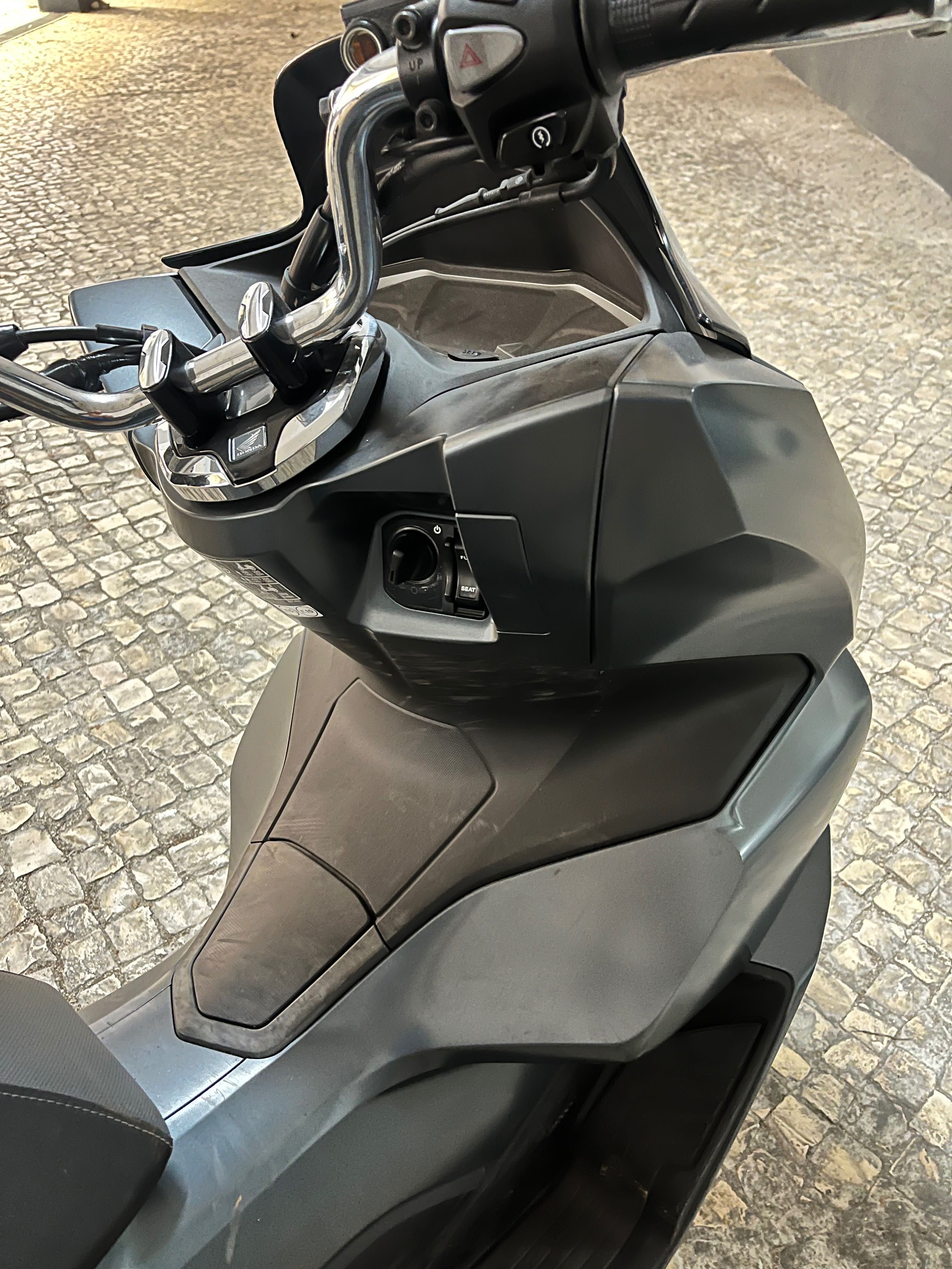 PCX 2022 10k kms em ótimo estado, guardada em garagem