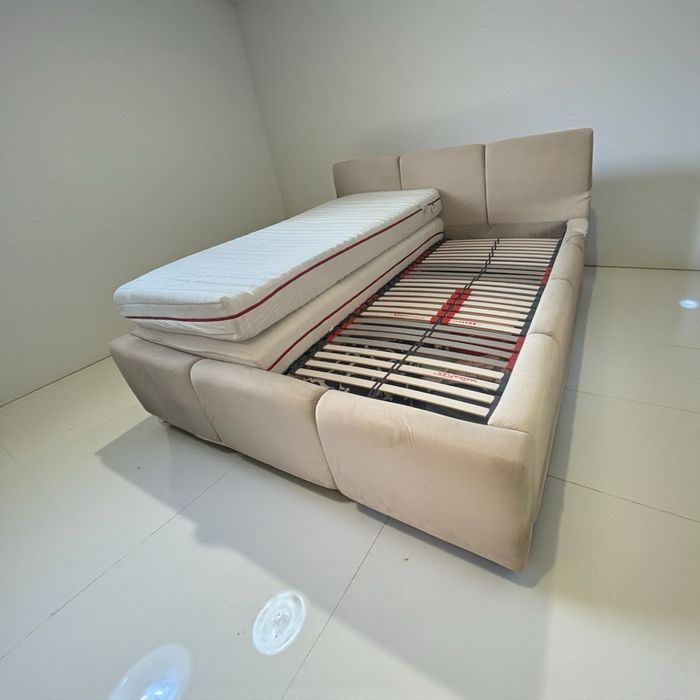 Łóżko małżeńskie sypialniane 180/200 beżowe welurowe z materacami tran