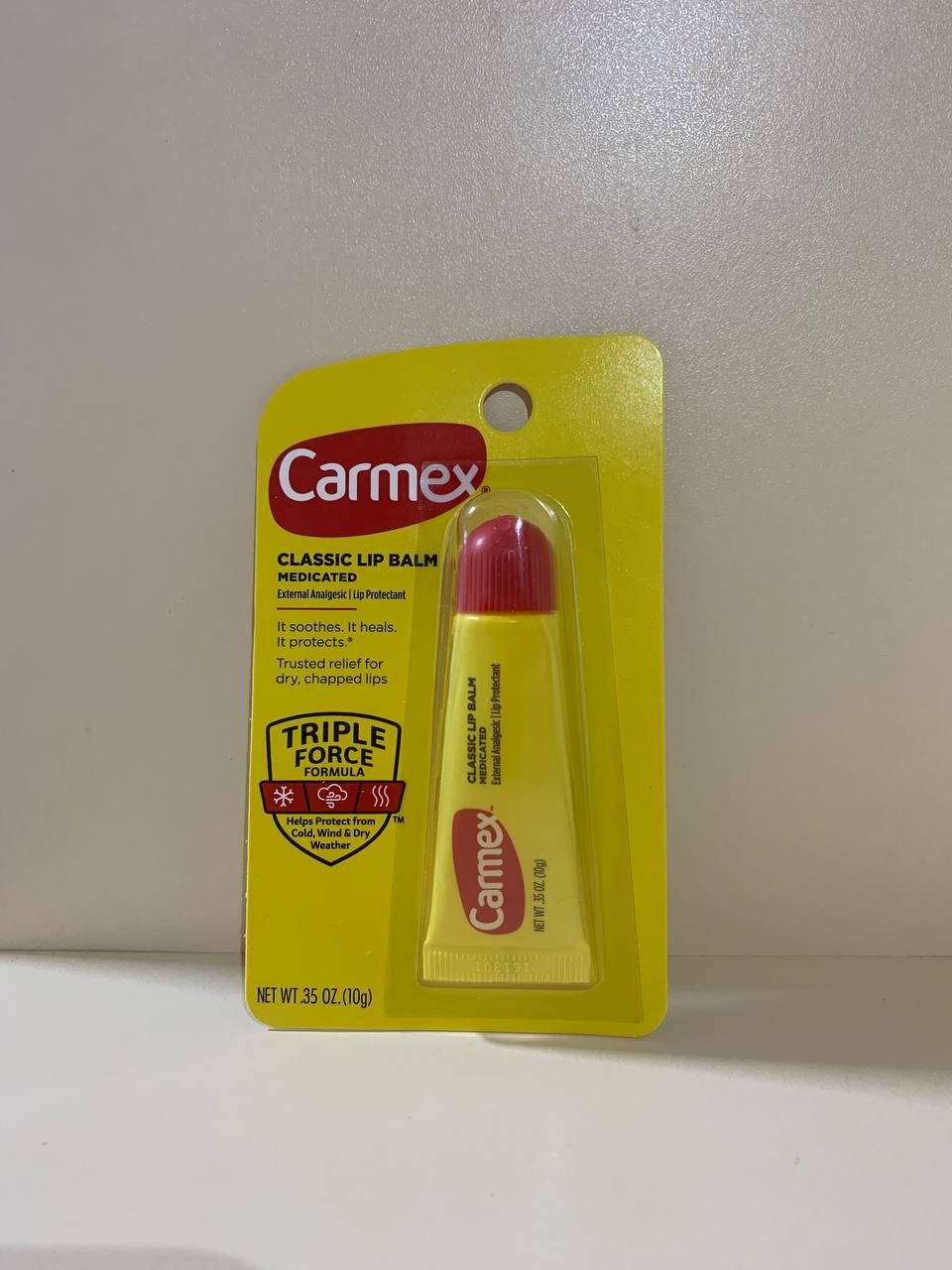 Лікувальний бальзам для губ Carmex.