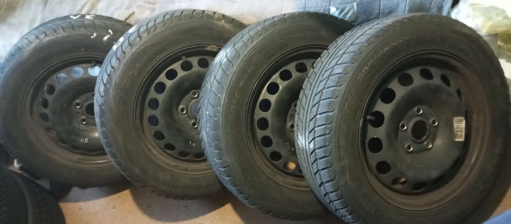 4 майже нові зимові мягкі шини Belshina з дисками r16.