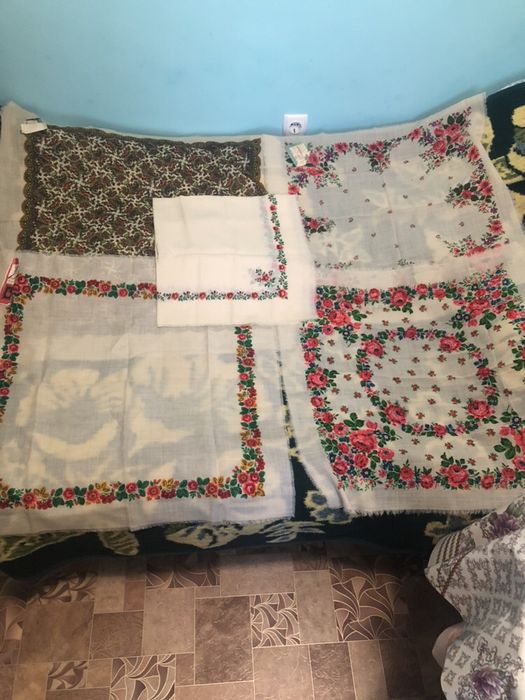 Старовинні шерстяні платки.