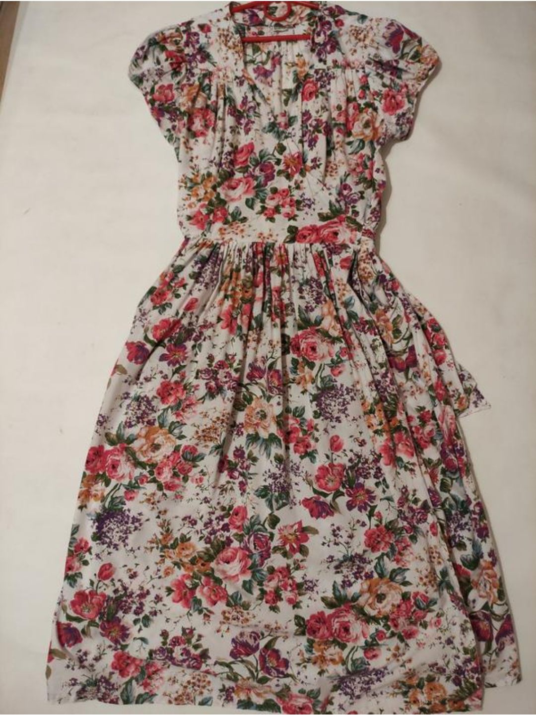 Шикарне літнє плаття в кольоровому принтері.