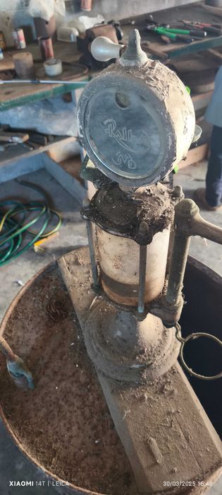 Bomba antiga manual de petróleo da marca Ralha