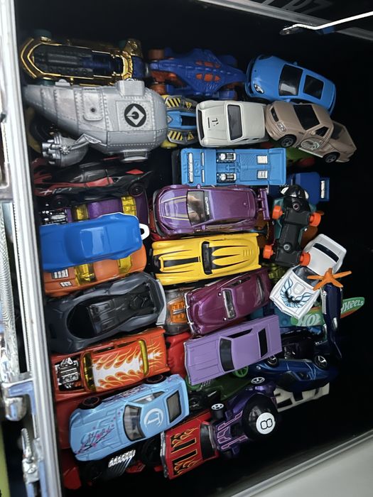 Varios carros de coleção ( Hot wheels e Matchbox)