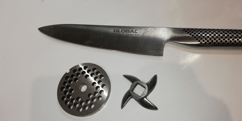 Naprawa maszyn do szycia, ostrzenie noży (strugarskich), sitek itp