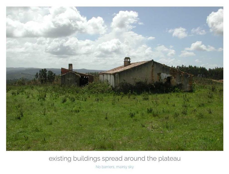 Herdade de 98,6 ha de área e 5 edificações em São teotónio - Odemira