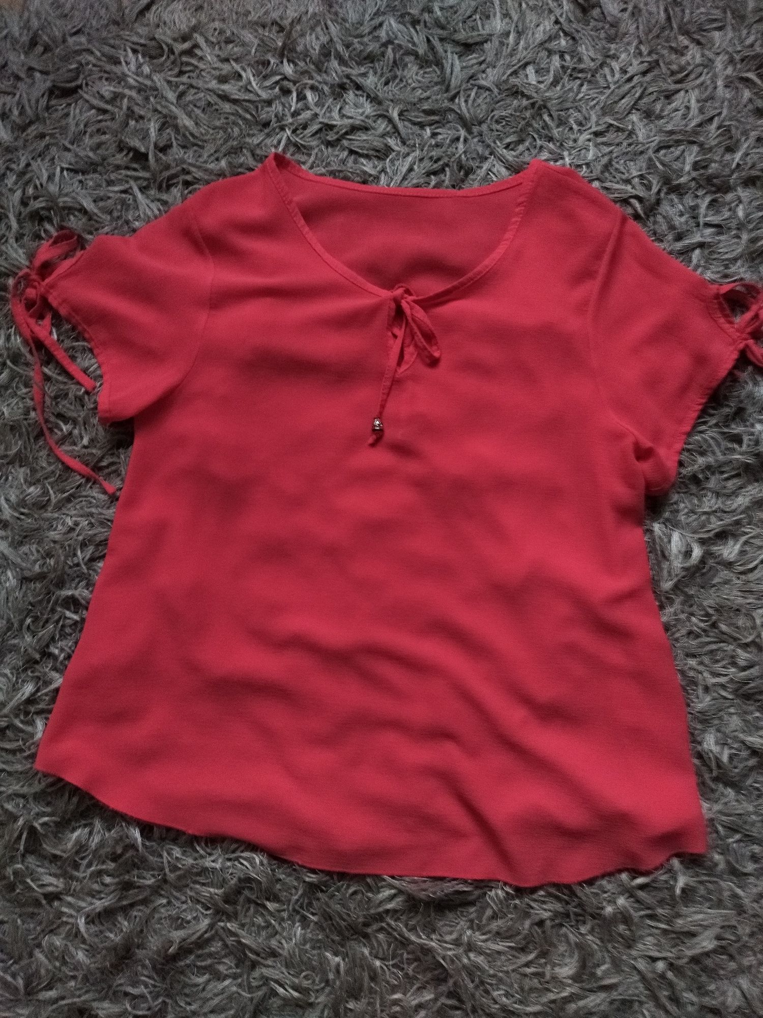 Czerwona bluzka z wisiorkiem