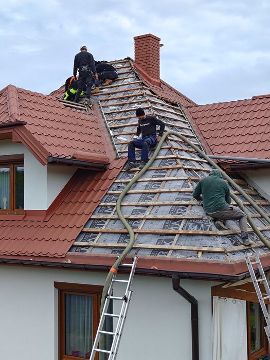Naprawa dachu po kunie Naprawy dachów po kunach wdmuchiwanie celulozy