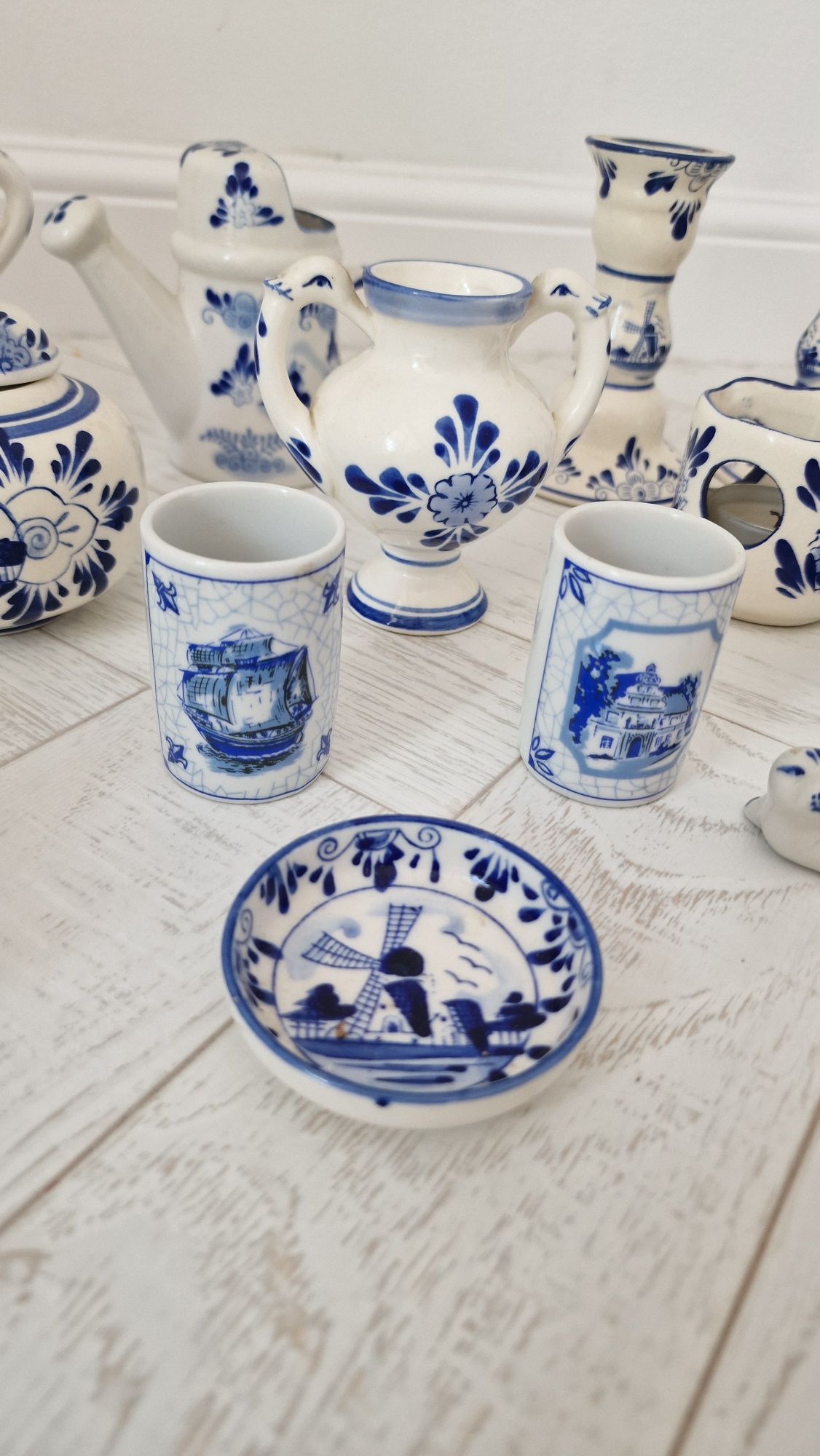 Porcelana holenderska malowana, część z Delft