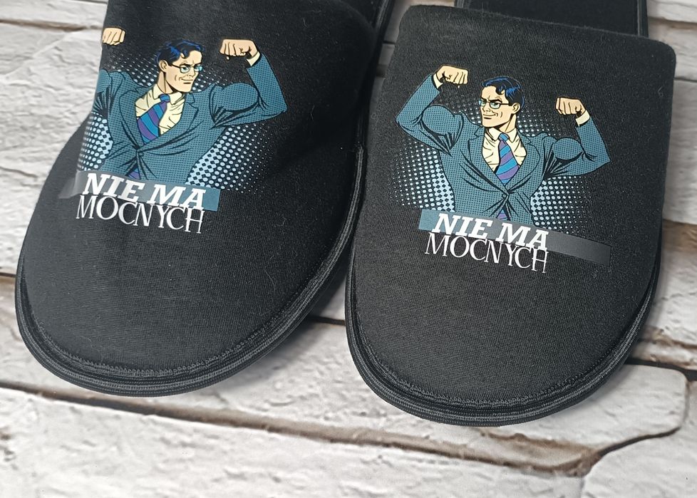 Kapcie męskie z nadrukiem Nie ma mocnych 44/45