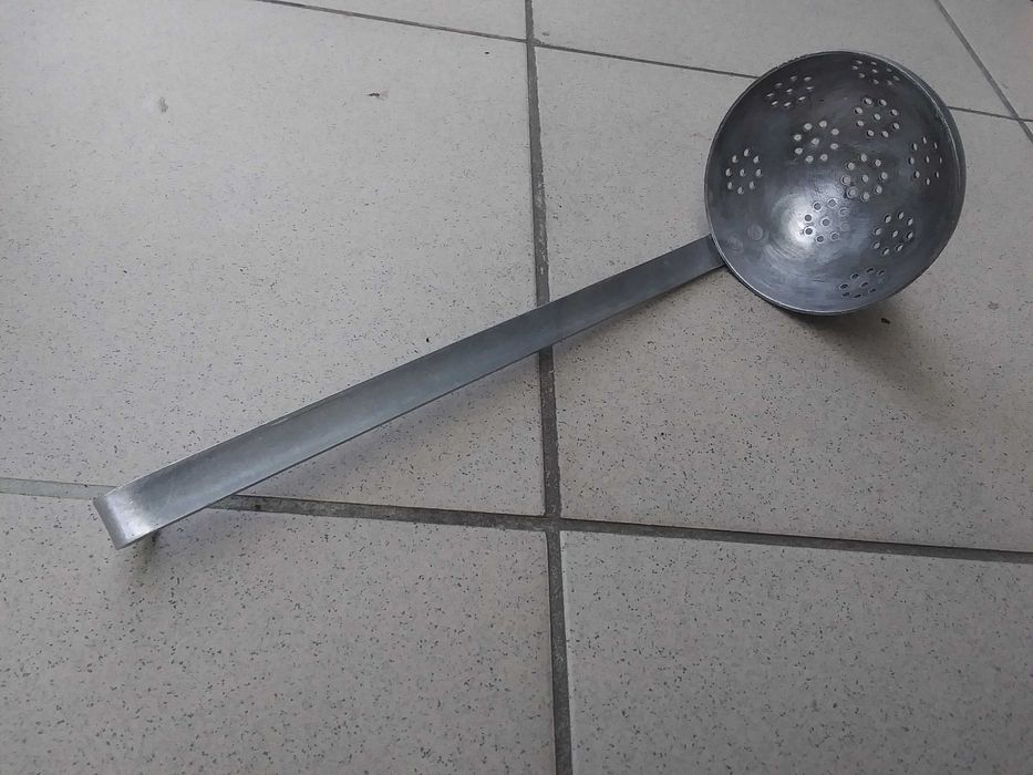Aluminiowy cedzak sitko durszlak łyżka chochla stary przedmiot z prl