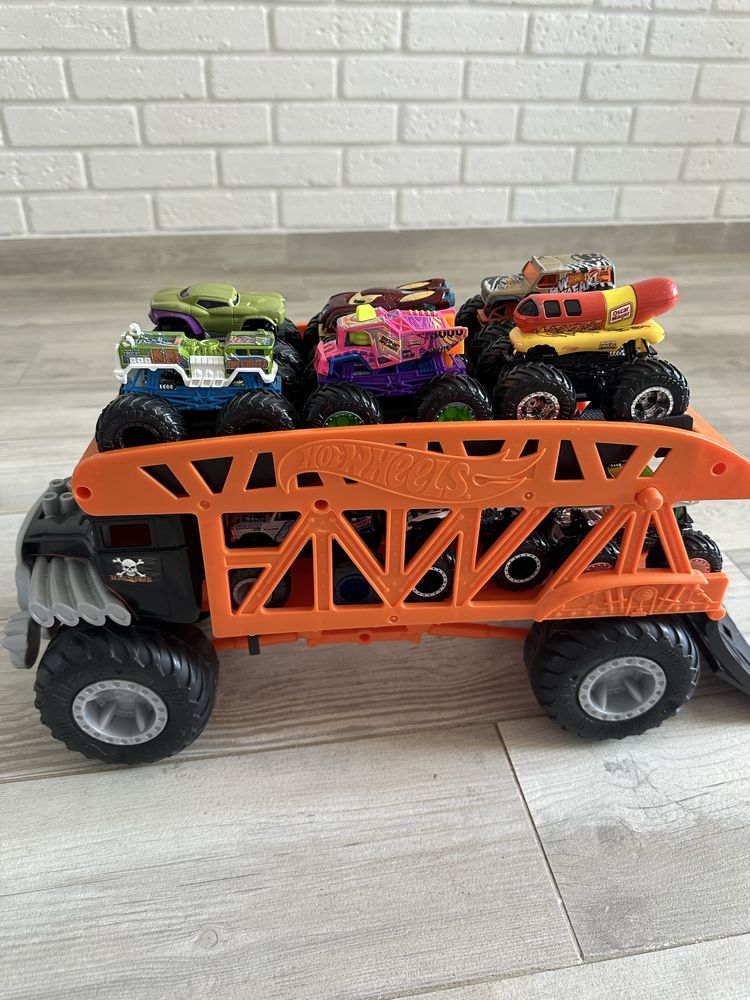 Хот Вілс Монстро-транспортер Hot Wheels Monster Trucks Monster