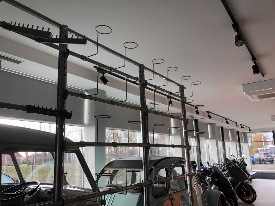 EKSPOZYTOR stojak na kaski motocyklowe, kurtki, spodnie  STAN IDEALNY