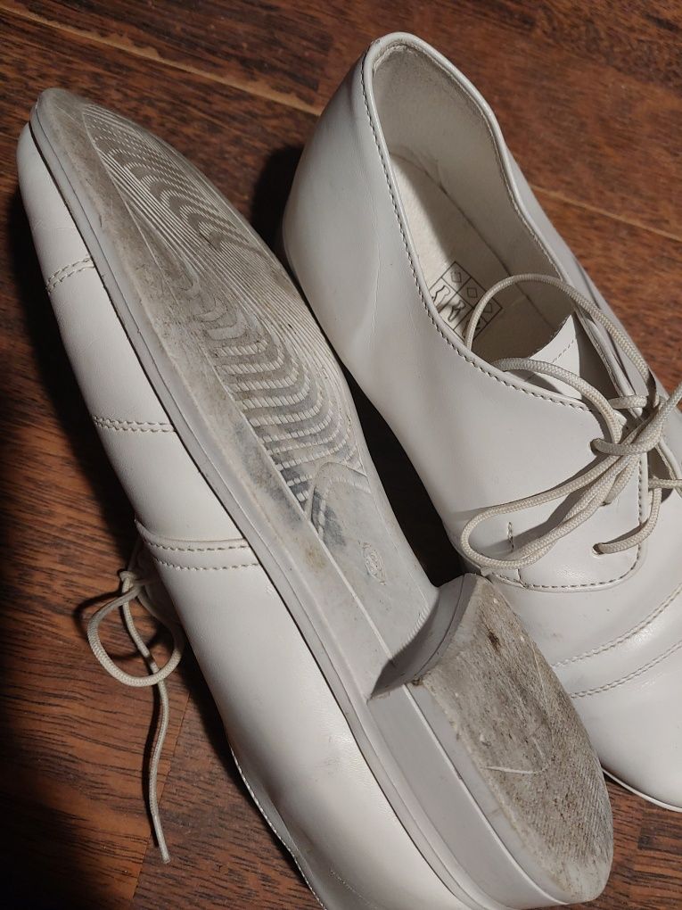 Buty eleganckie na komunię dla chłopca białe