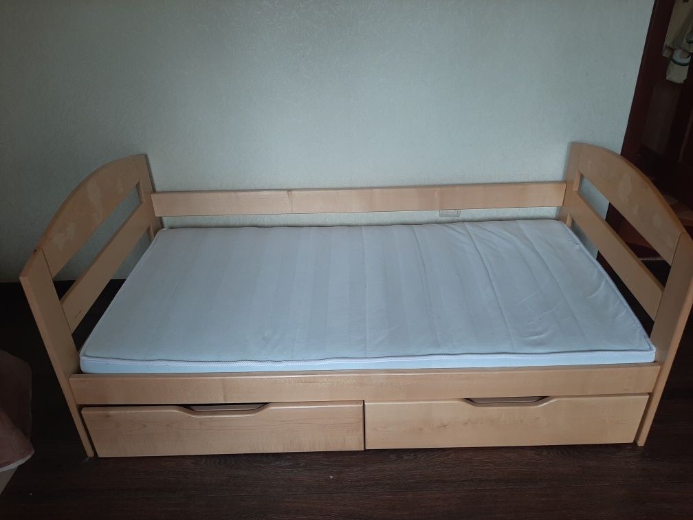 Ліжко дитяче дерев'яне з матрасом,  ящиками для зберігання та бортиком