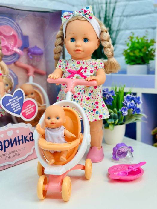 Лялька Даринка: ходить з візочком