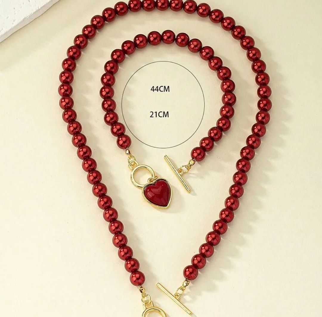 Elegancki kompet biżuterii z serduszkiem z czerwonych koralikow, walen