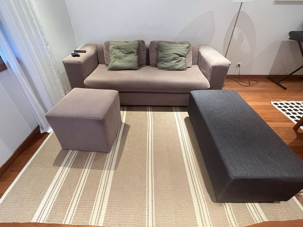 Sofa castanho com almofadas