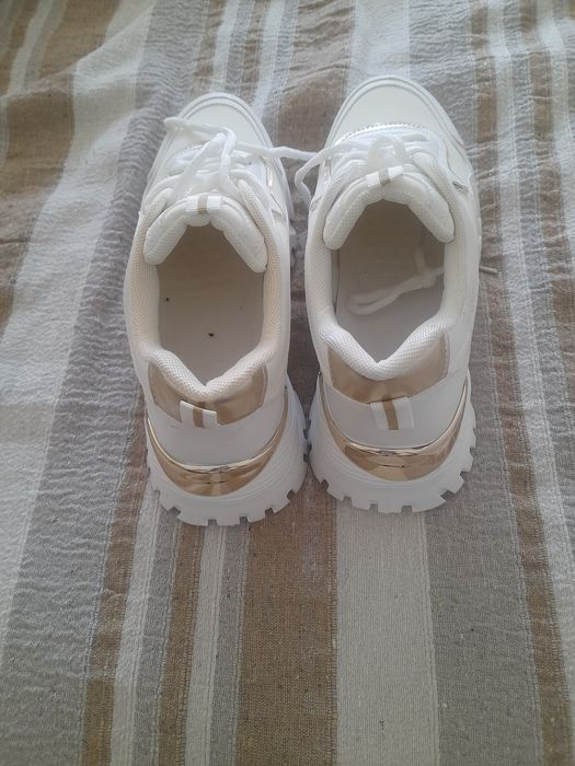 Tênis de senhora uso um dia.